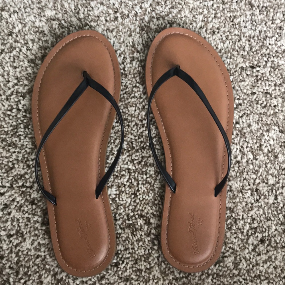 UNIVERSAL THREADS brown flip flops